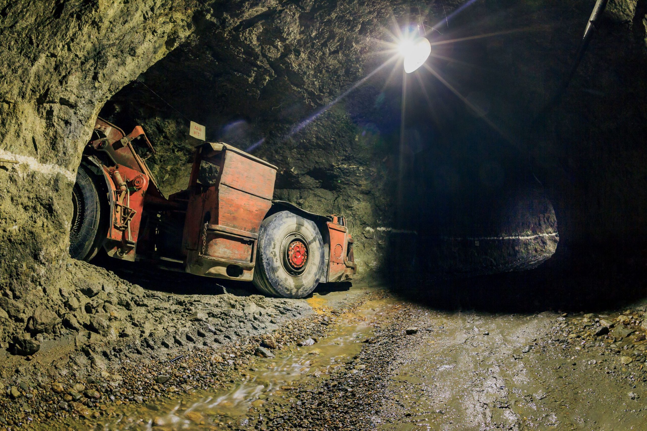 Scoop in underground mineshaft