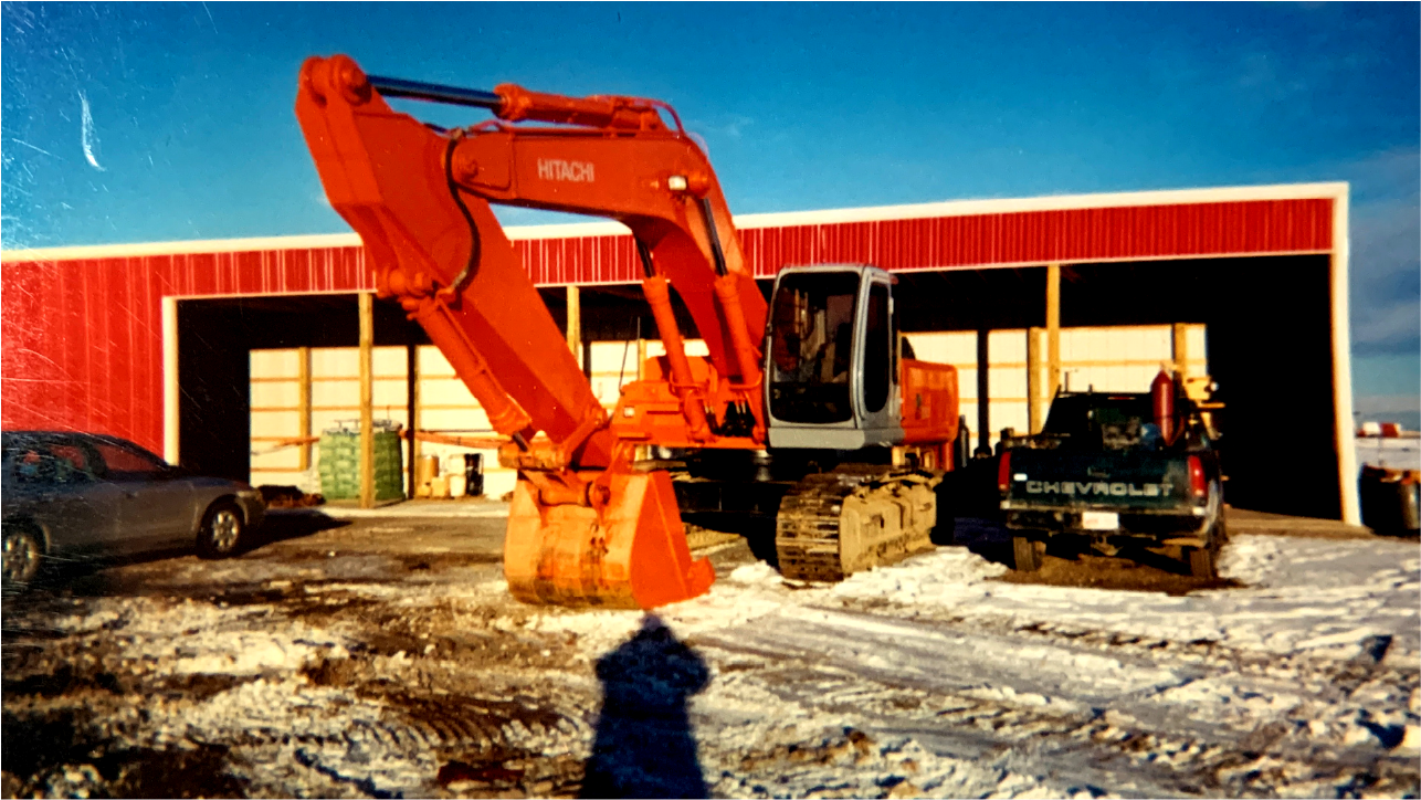 Excavadora Hitachi equipada con RRC (control remoto por radio). Esto marcó el primer proyecto de superficie de HARD-LINE.