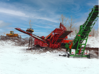 La cargadora CAT y la excavadora hidráulica Hitachi trabajan al unísono para limpiar los explosivos del área.